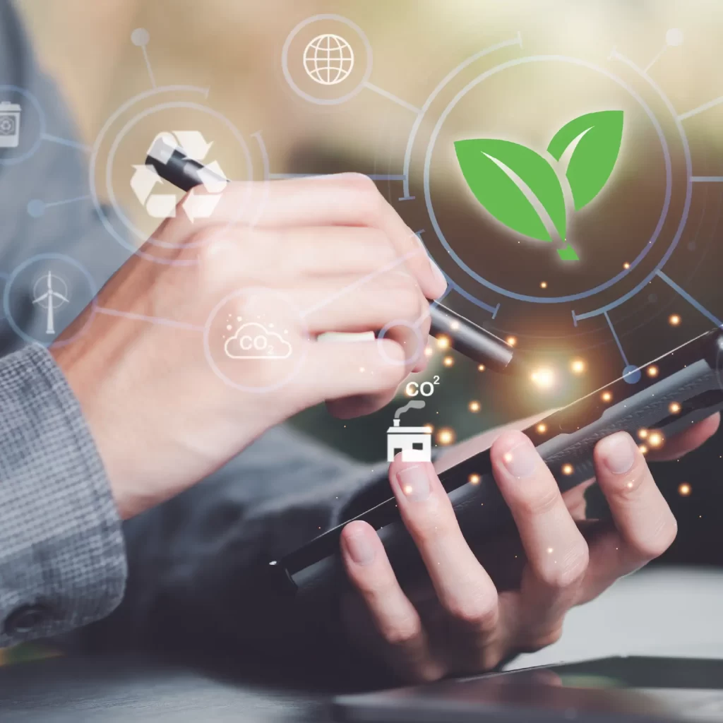 Mână utilizând un smartphone cu iconițe ecologice, reprezentând digitalizare IMM și sustenabilitate.